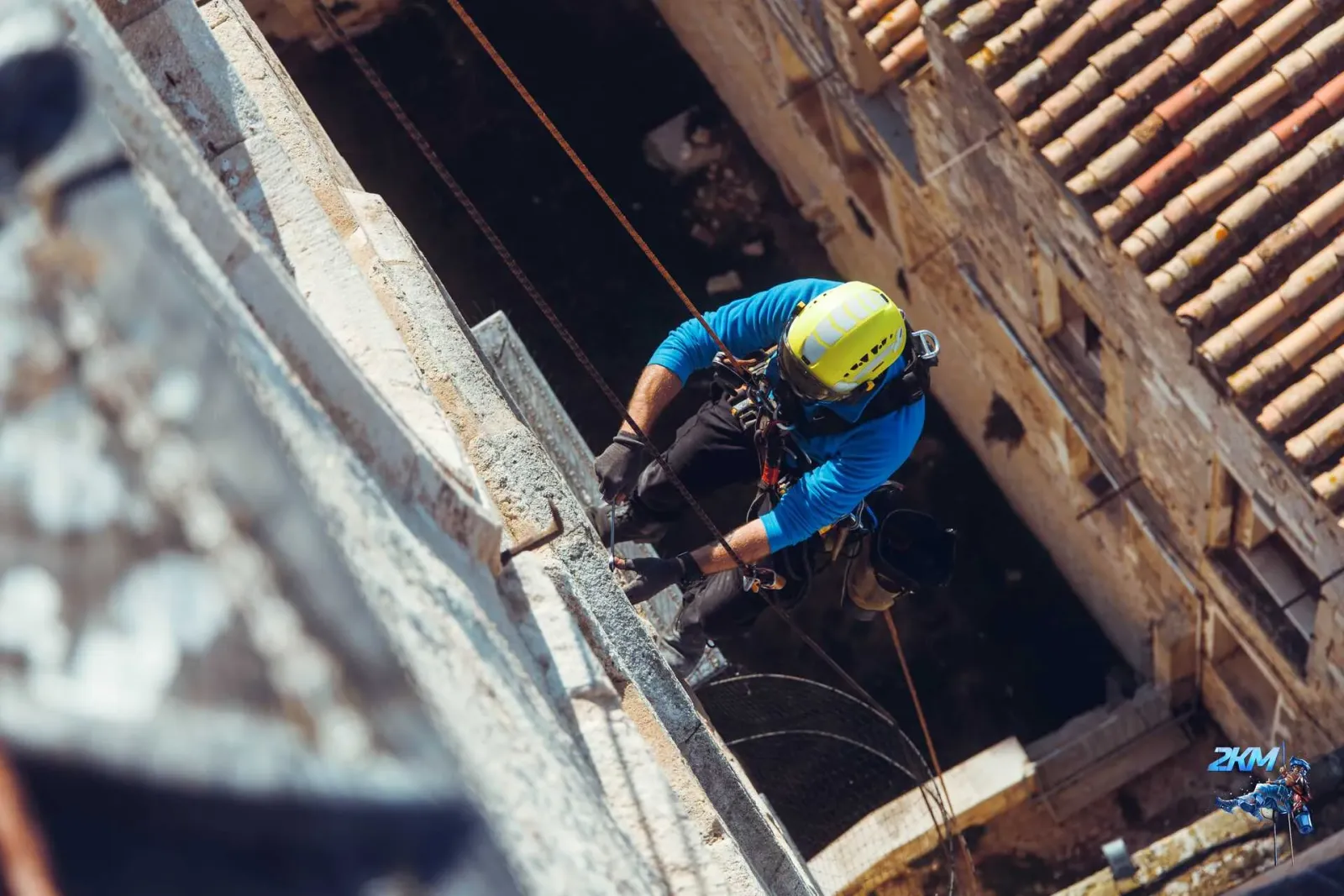 Cordiste professionnel 2KM équipé au sommet de l'abbatiale de Saint-Gilles-du-Gard lors des travaux d'entretien du clocher