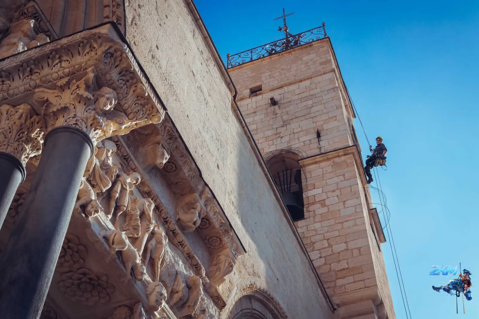 Cordistes 2KM intervenant sur l'Abbatiale de Saint-Gilles monument historique en Occitanie