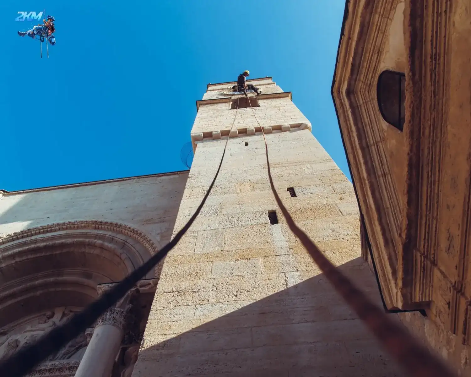 Intervention cordiste sur façade patrimoniale dans le Gard