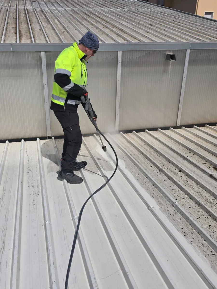 Nettoyage haute pression 180 bars de la toiture bac acier Beziers Box par technicien 2KM
