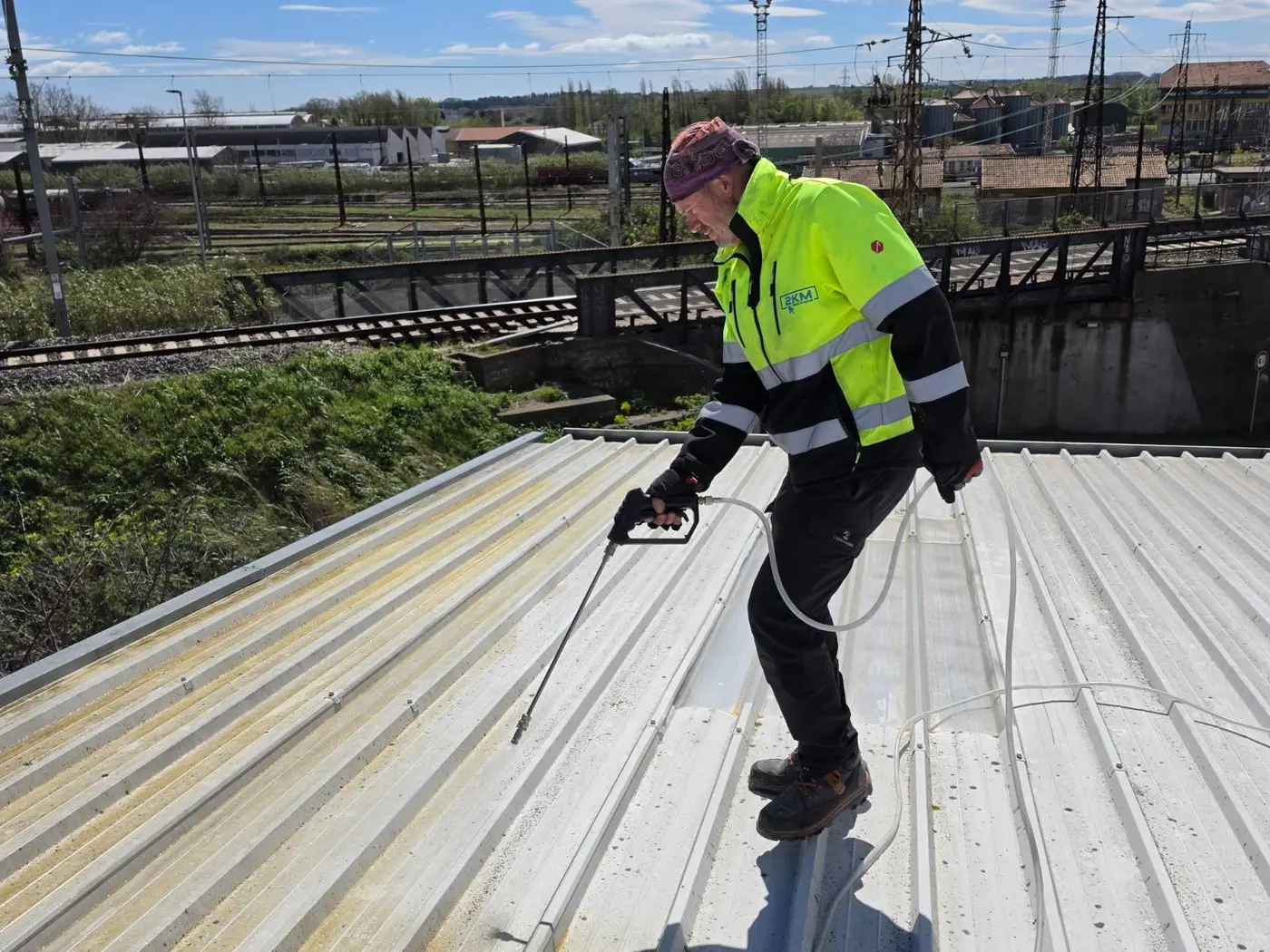 Pulverisation du degraissant ND14 pour preparer la toiture avant Cool Roof Beziers Box