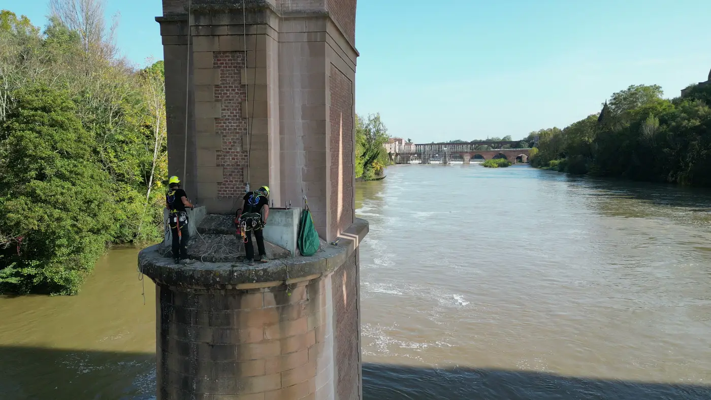 Cordistes sur une pile du viaduc ferroviaire d'Albi, sous la passerelle piétonne accrochée au viaduc
