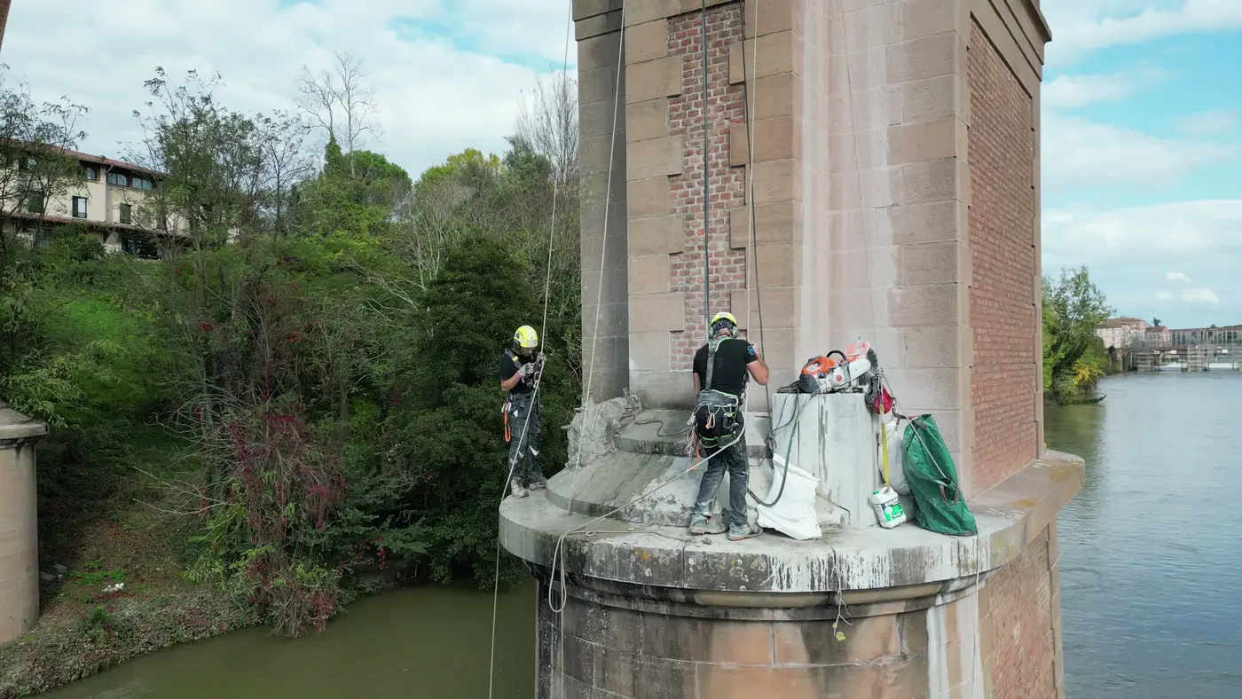 Pile du viaduc ferroviaire au-dessus du Tarn, cordistes 2KM suspendus à leurs cordes sur l'avant-bec