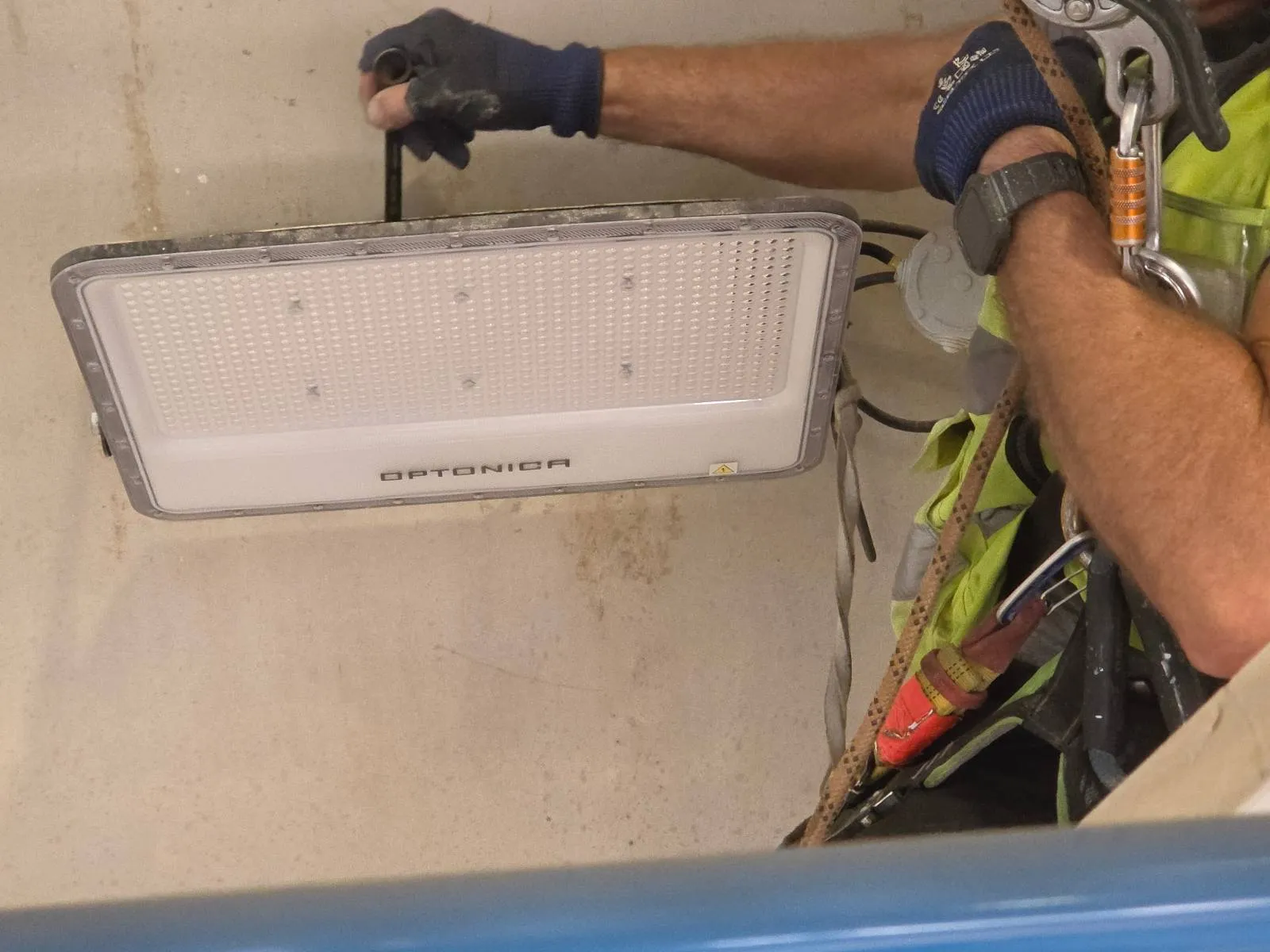 Dépose d'un luminaire en hauteur dans un hangar aéronautique à Cornebarrieu par un cordiste 2KM