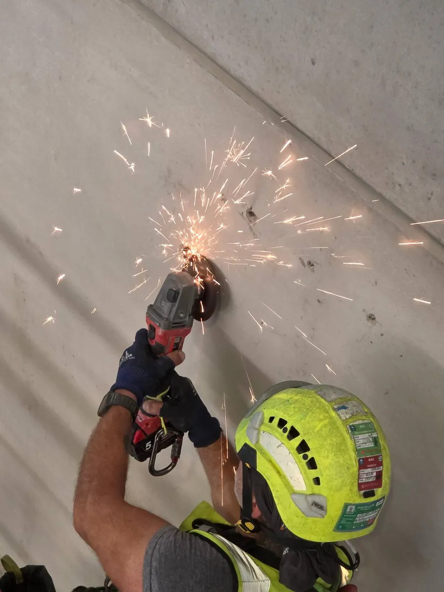 Cordiste 2KM en travaux sur cordes pour la dépose de luminaires en hauteur dans un hangar à Cornebarrieu près de Toulouse