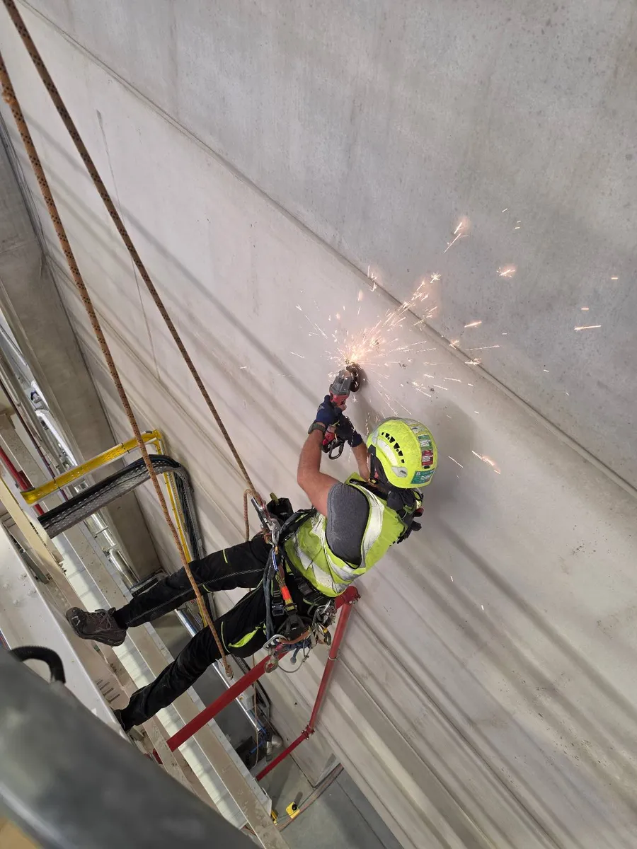 Retrait à la meuleuse des fixations de câble en hauteur par un cordiste 2KM à Cornebarrieu