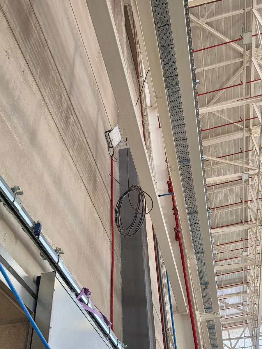Technicien cordiste 2KM en travaux sur cordes dans un hangar à Cornebarrieu (Toulouse)