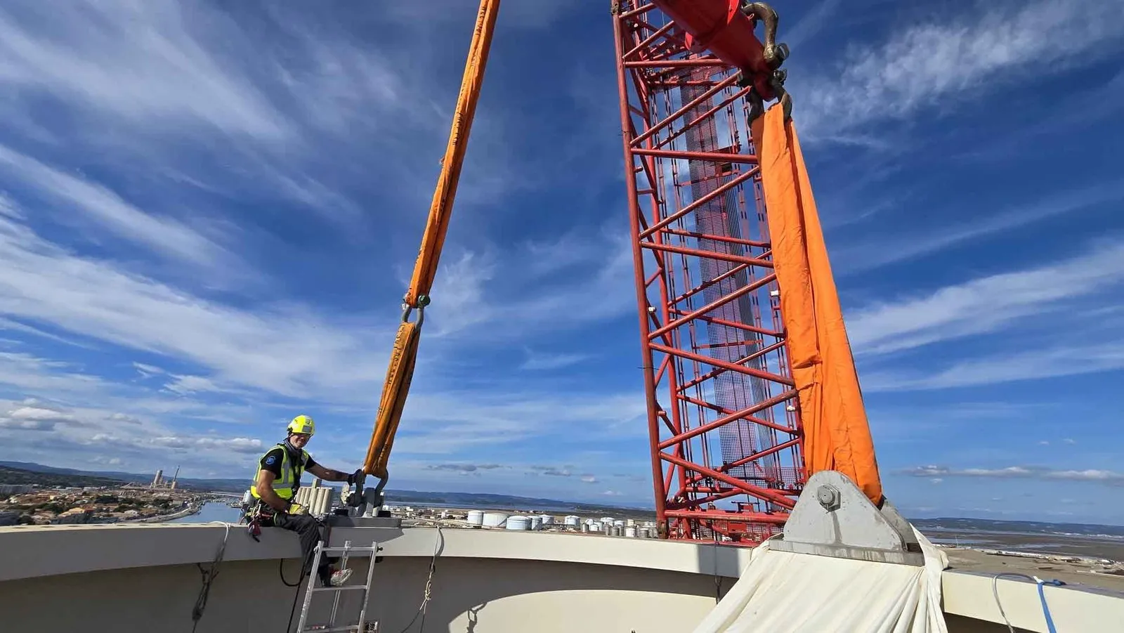 Cordiste 2KM au sommet d'un flotteur d'éolienne EOLMED à Port-la-Nouvelle, grue Ponticelli en arrière-plan