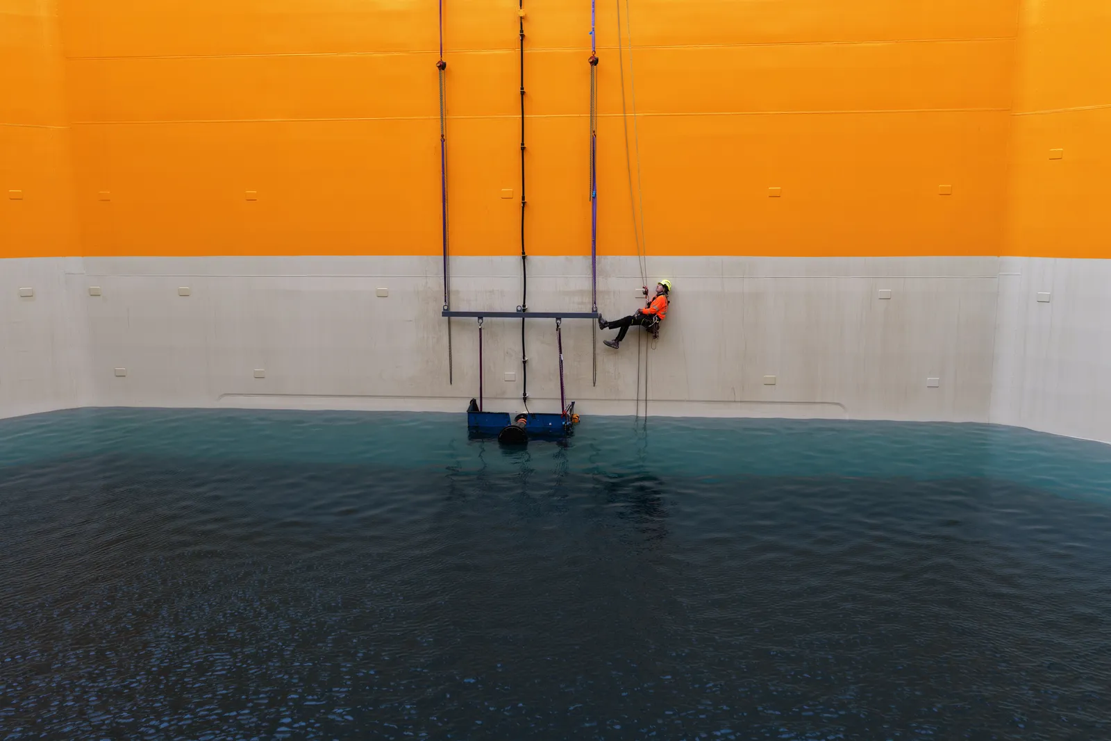 Cordiste 2KM en rappel dans la moonpool du flotteur EOLMED pour la reprise du bonding immergé