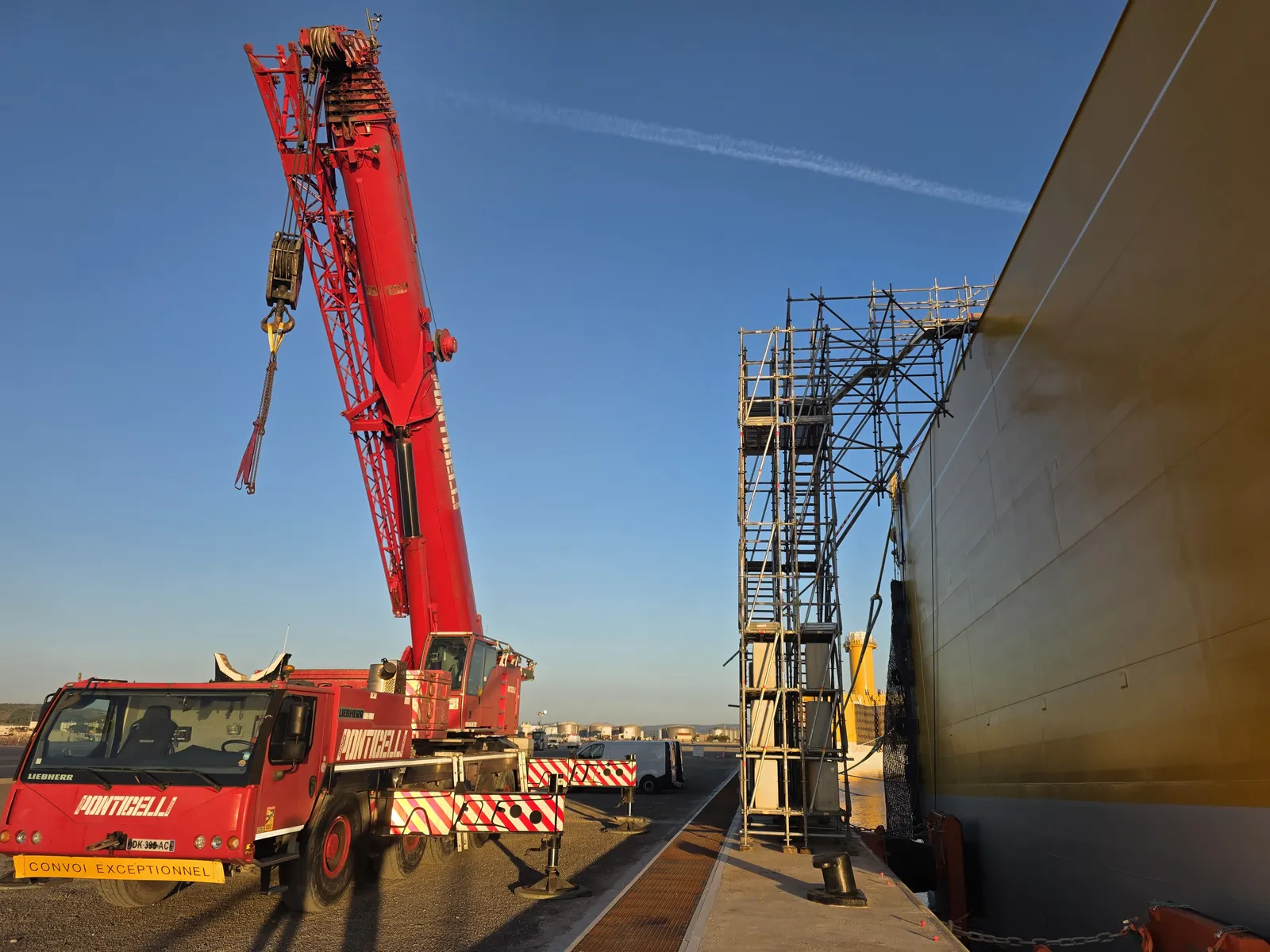 Grue de levage Ponticelli et échafaudage au pied du flotteur d'éolienne EOLMED