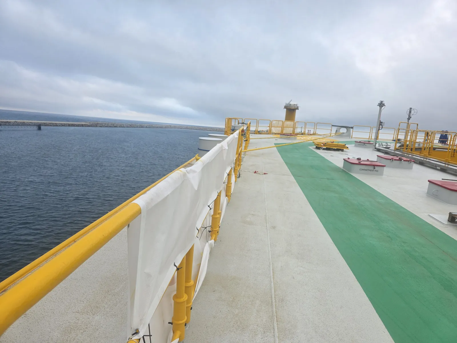 Pont du flotteur d'éolienne EOLMED ouvert sur la Méditerranée à Port-la-Nouvelle