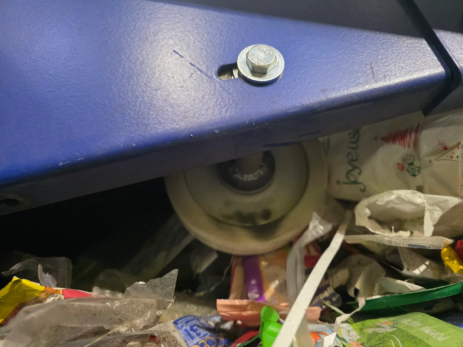 Rouleau porteur use sous le tapis convoyeur Urbaser a remplacer par cordistes 2KM