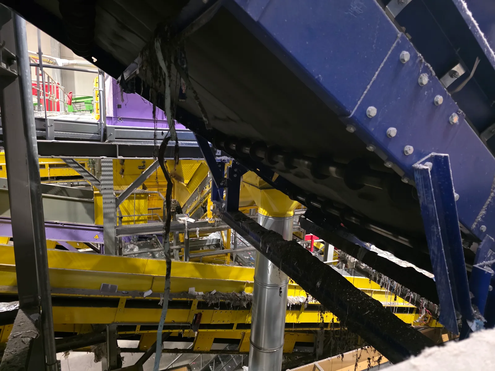 Tapis convoyeur du centre de tri Urbaser Saint-Thibery a entretenir par cordistes 2KM