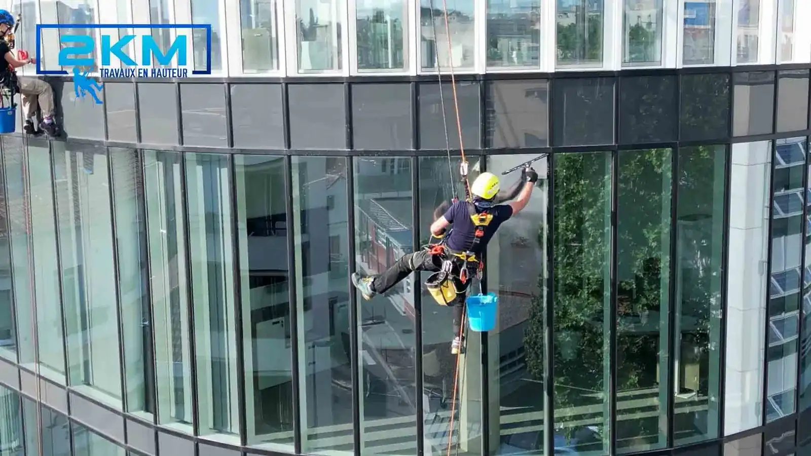 Cordiste 2KM nettoyant les vitres du siege social Gazechim a Beziers