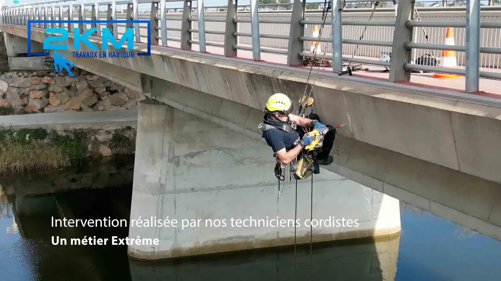 Cordiste 2KM suspendu sous un pont pour installation de micro-station d'eau en Occitanie