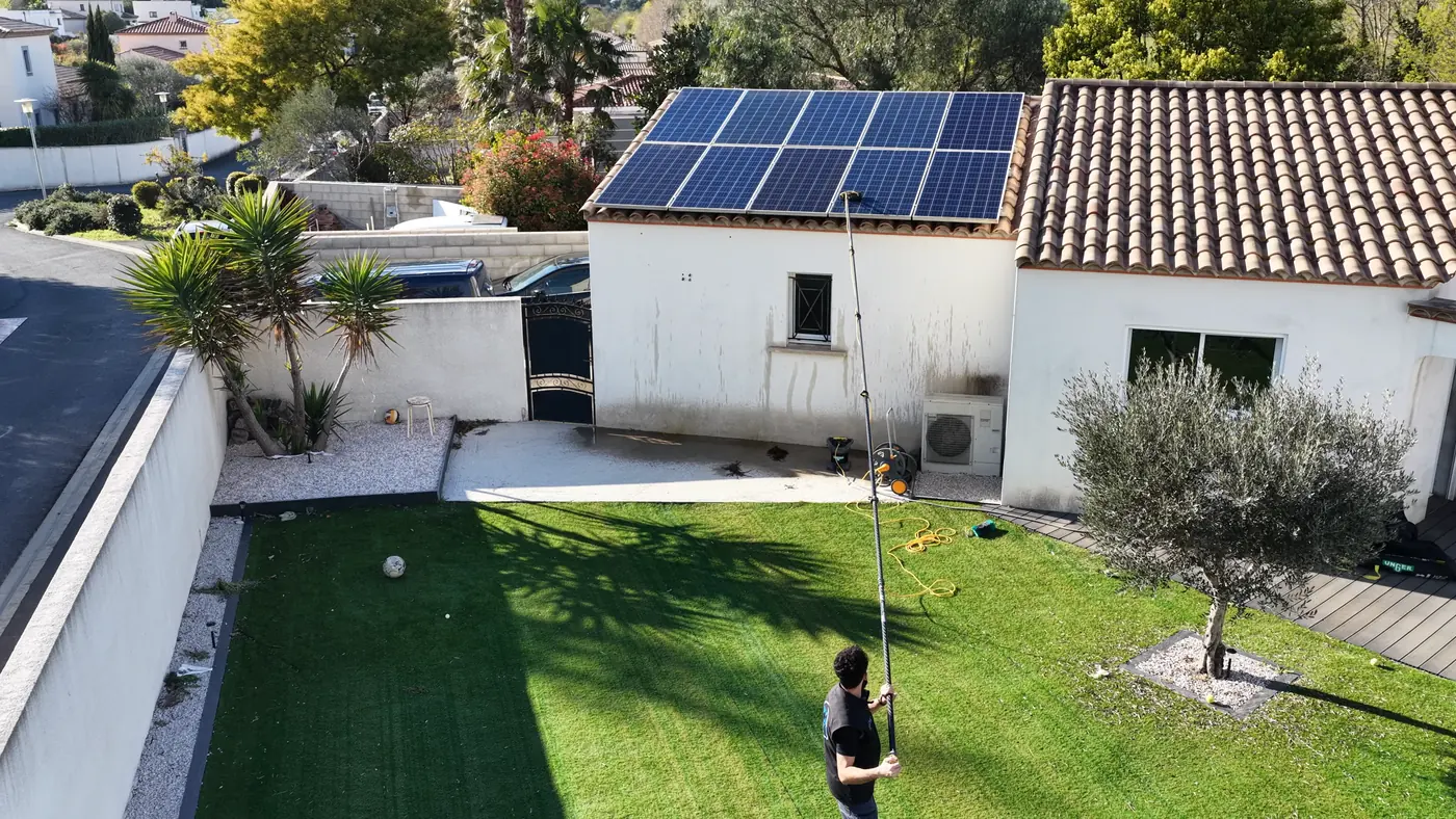 Vue drone du nettoyage de panneaux solaires realise depuis le sol a la perche telescopique a Beziers