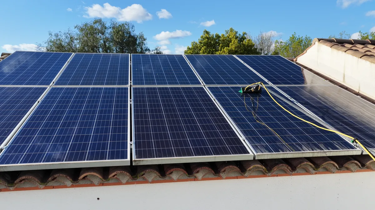 Panneaux solaires nettoyes a l eau demineralisee apres l intervention 2KM a Beziers