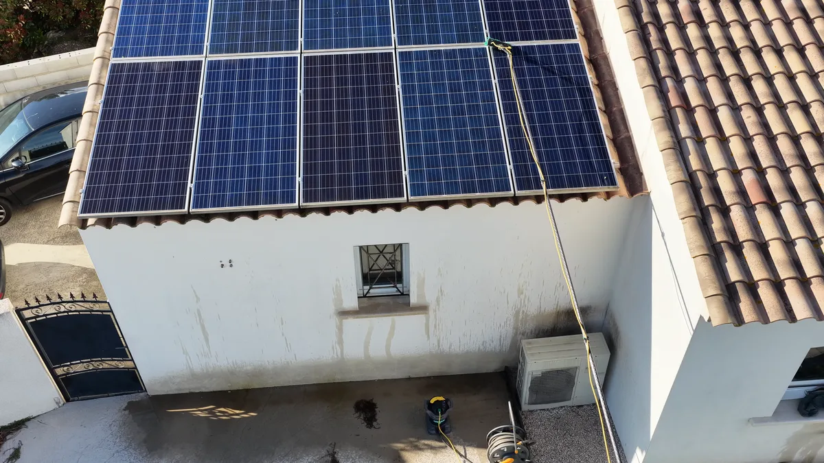 Perche telescopique deployee depuis le sol jusqu aux panneaux solaires en toiture a Beziers