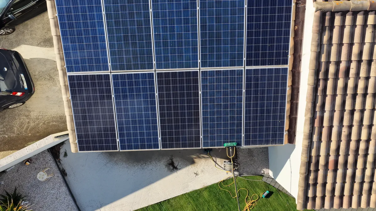 Les 10 panneaux photovoltaiques en toiture tuile vus du ciel pendant l intervention 2KM a Beziers