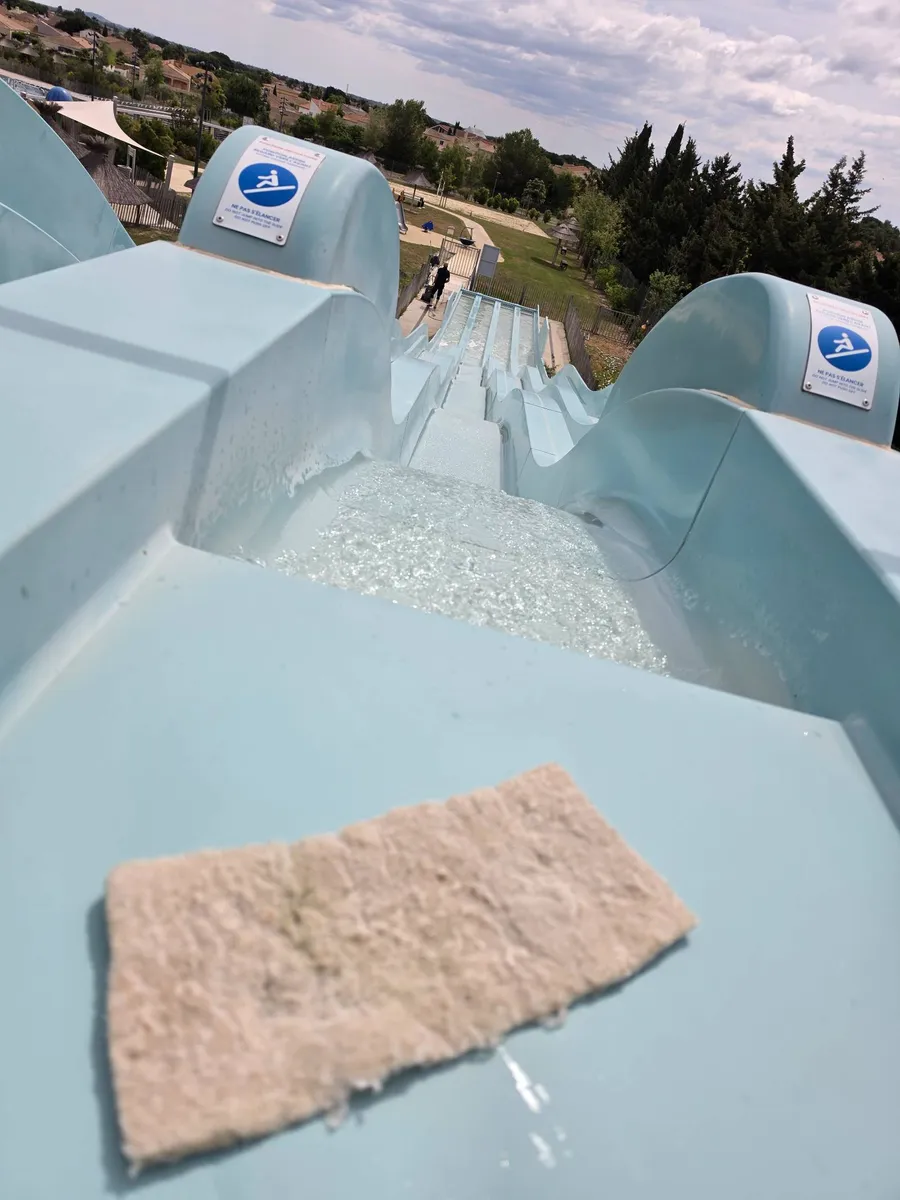 Toboggan du centre aquatique apres nettoyage cordiste