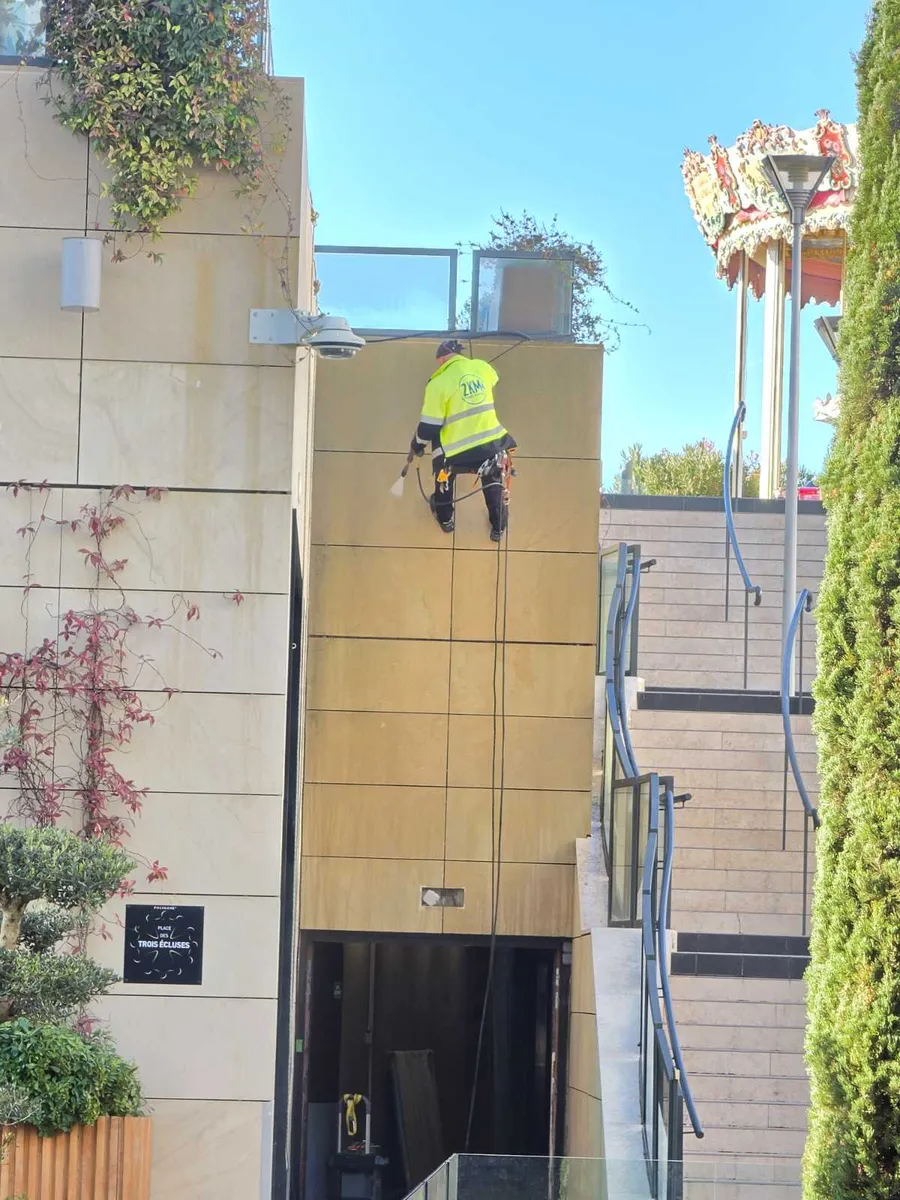 Cordiste 2KM en rappel sur la facade du Polygone Beziers lors du nettoyage annuel