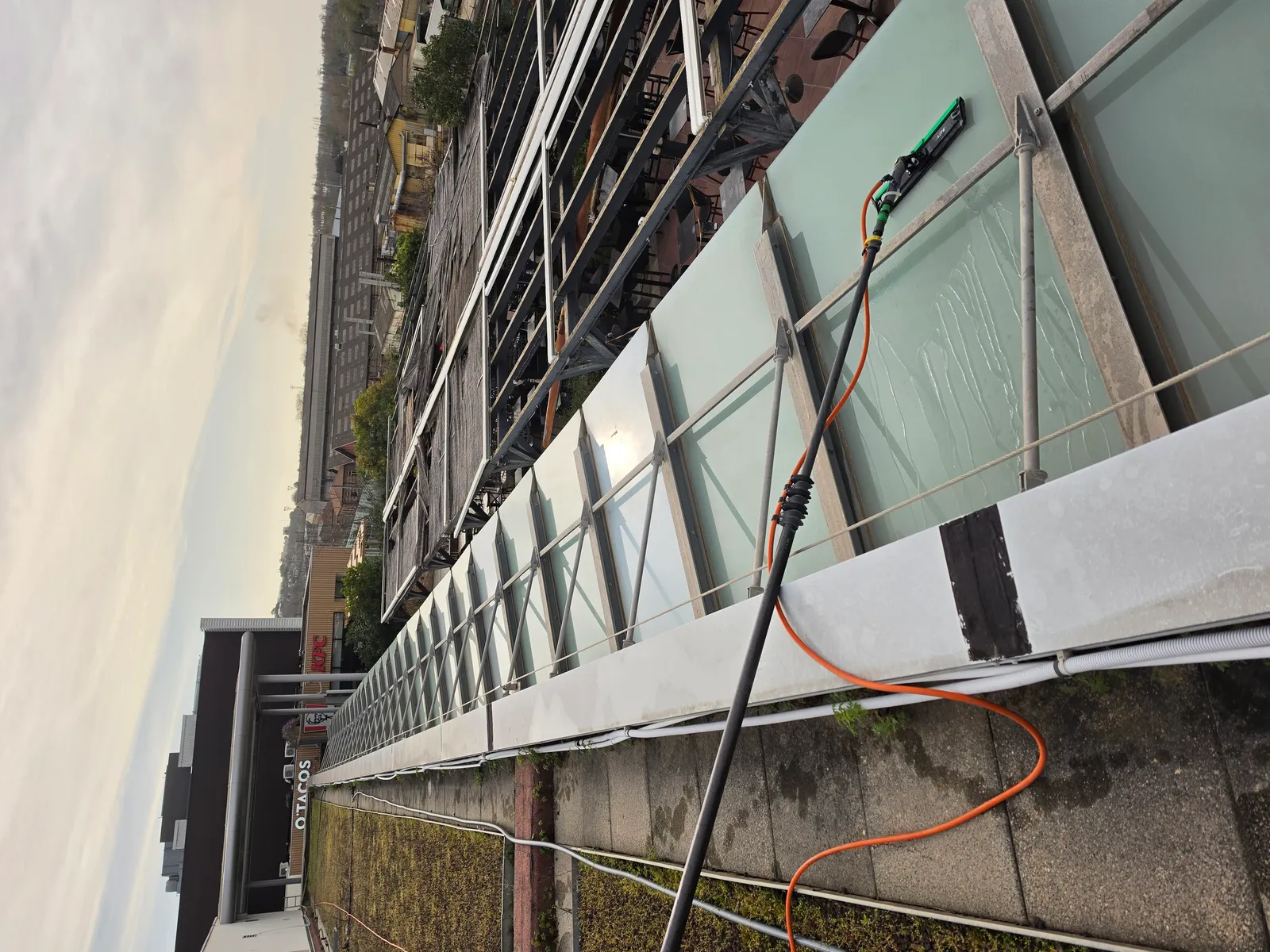 Nettoyage des marquises au niveau restaurant du Polygone Beziers a la perche et eau pure