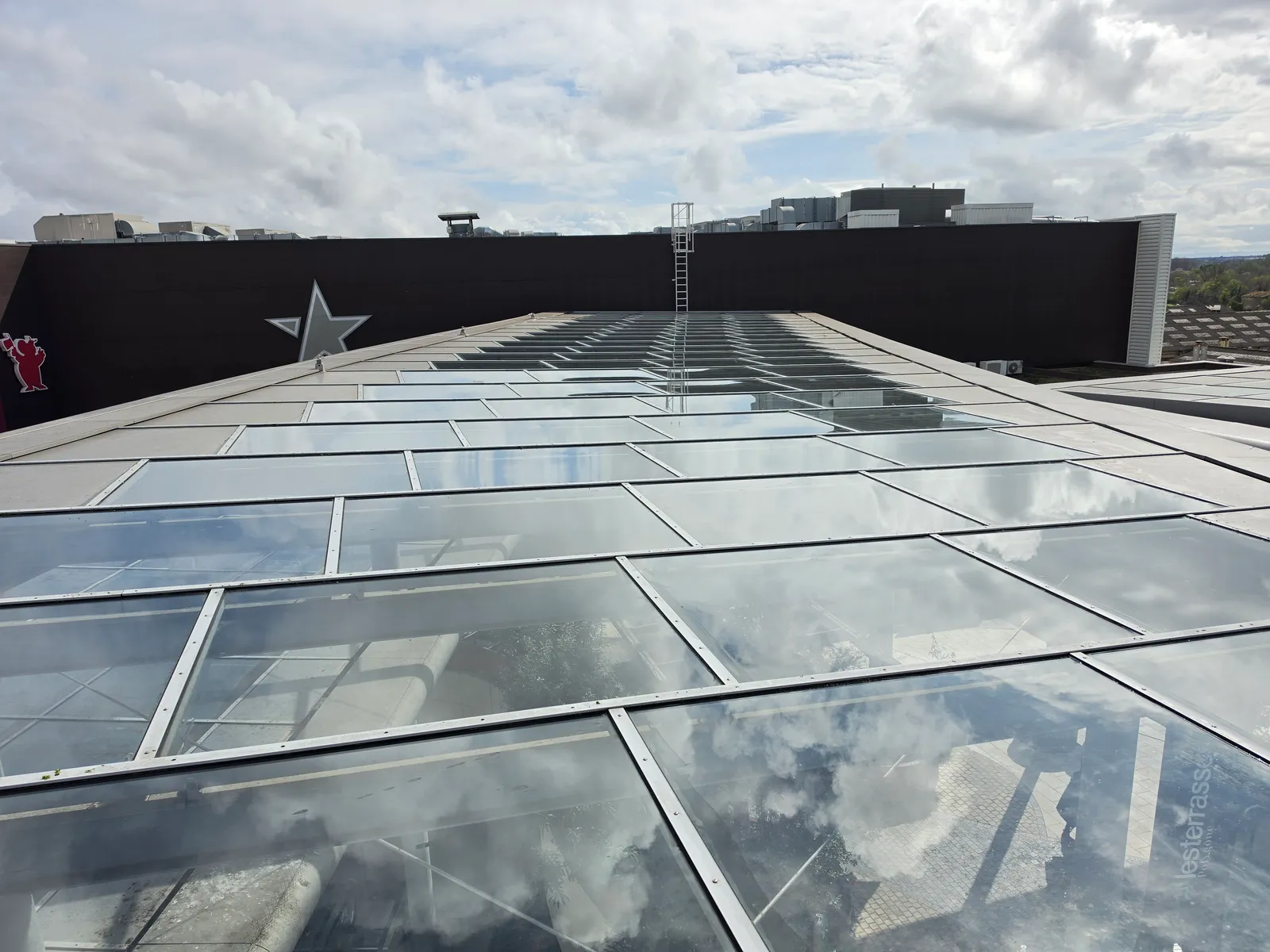 Verriere du Polygone Beziers apres nettoyage par les cordistes 2KM