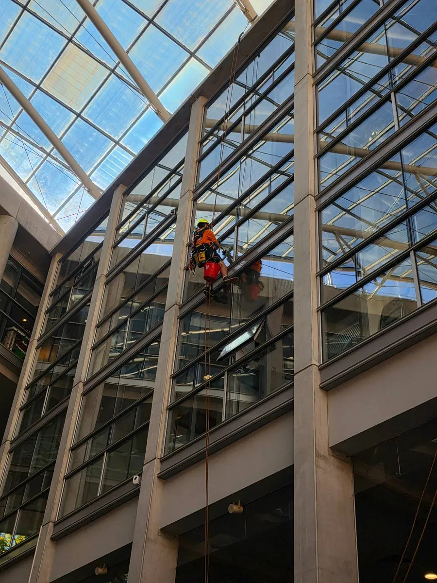 Nettoyage sur corde des vitres intérieures du palais de justice de Toulouse, sous la verrière
