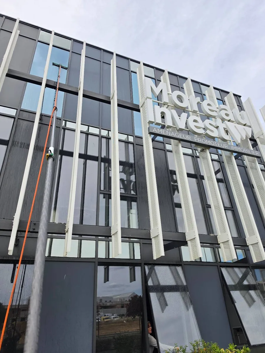 Nettoyage des vitres en hauteur des bureaux du promoteur Moreau Invest à la perche eau pure à Béziers