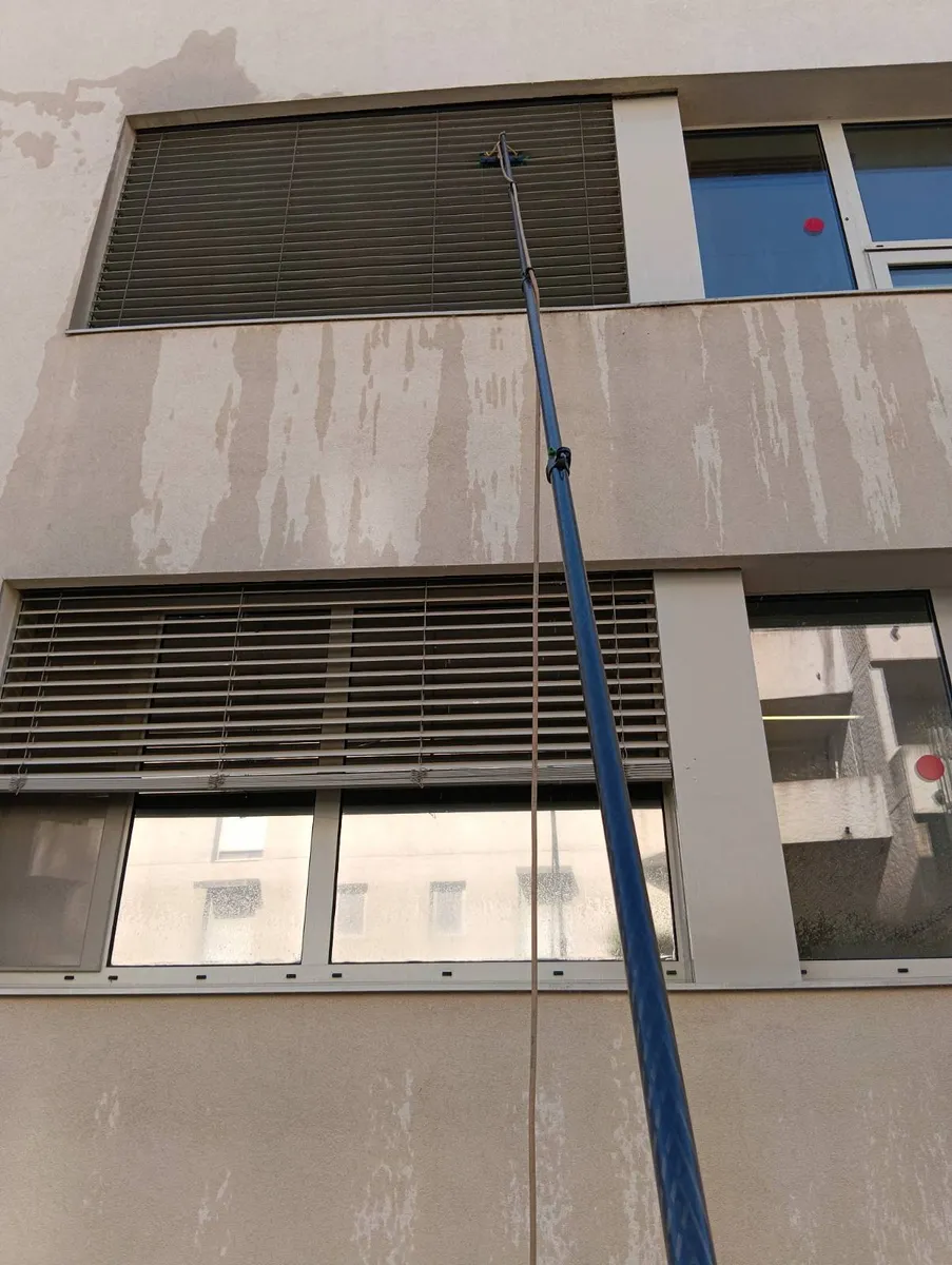 Nettoyage des vitres exterieures en etage a la perche telescopique eau pure au centre medical l'Egregore a Caveirac
