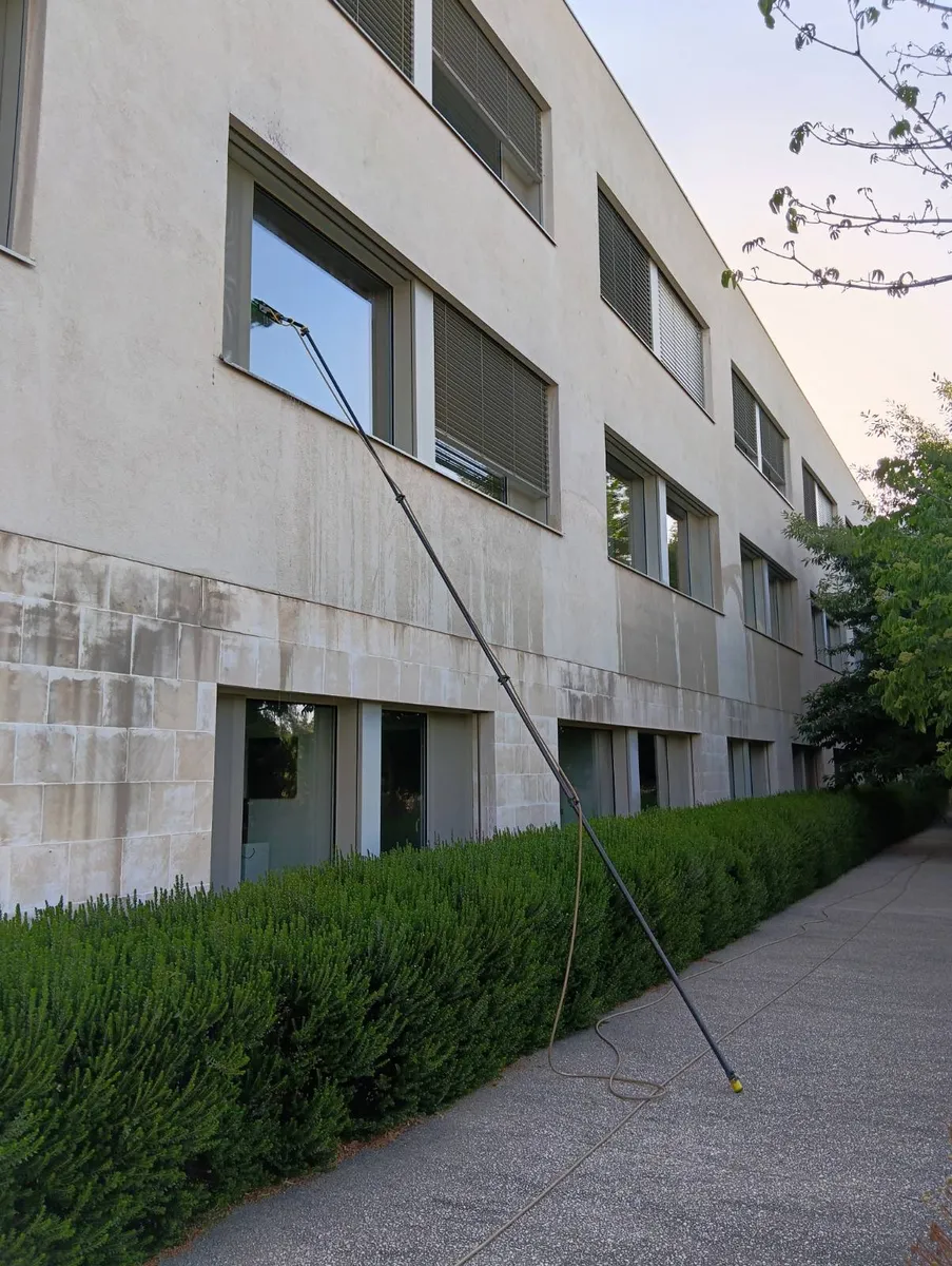 Nettoyage des vitres exterieures de la facade a la perche alimentee en eau pure depuis le sol au centre medical l'Egregore