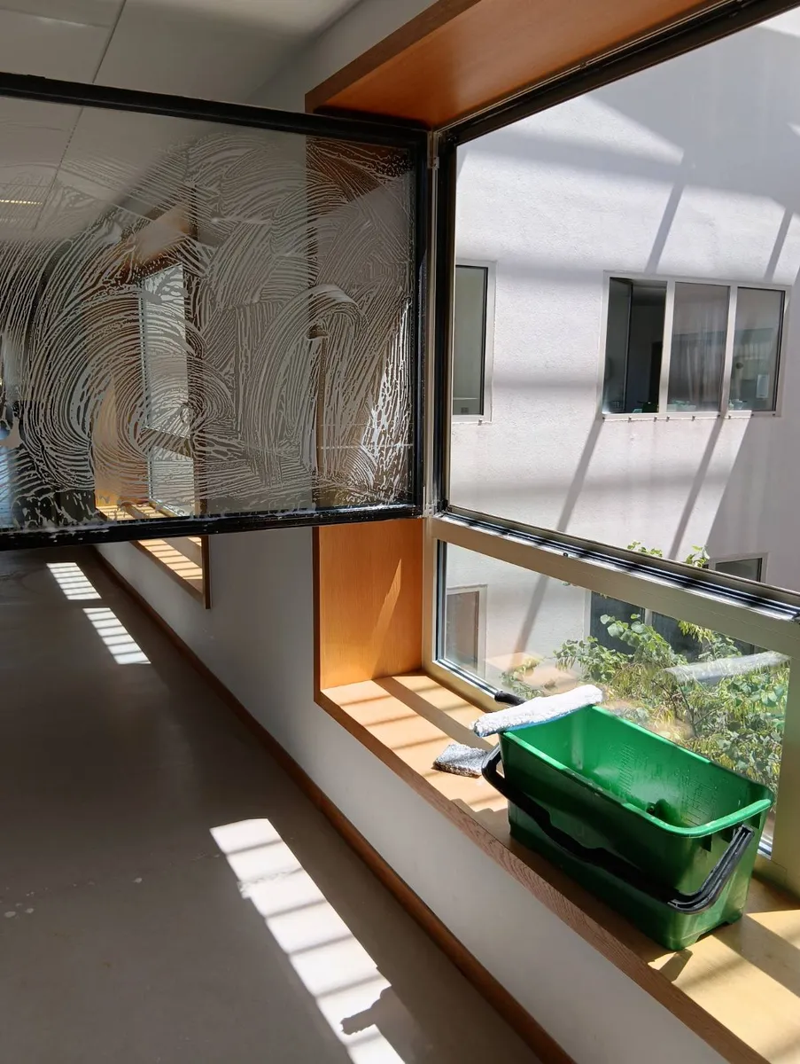 Nettoyage des vitres interieures au mouilleur et a la raclette au centre medical l'Egregore a Caveirac