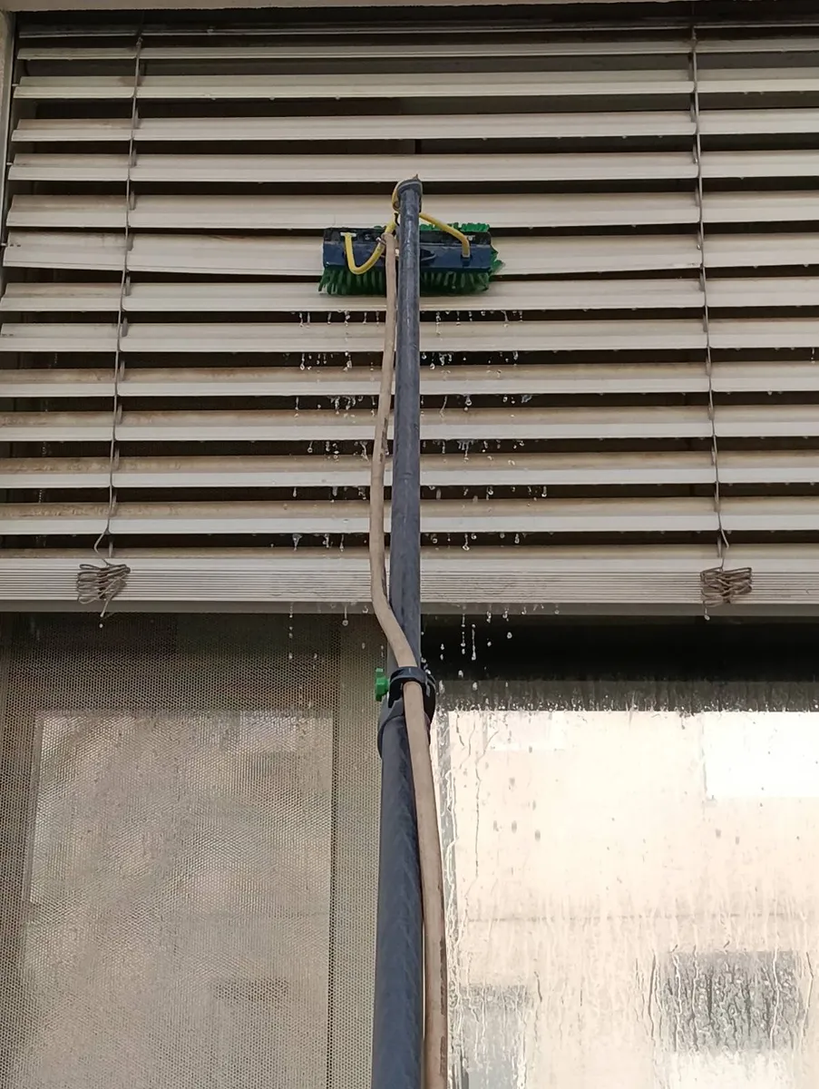 Nettoyage d'un volet roulant exterieur a la brosse alimentee en eau pure osmosee au centre medical l'Egregore