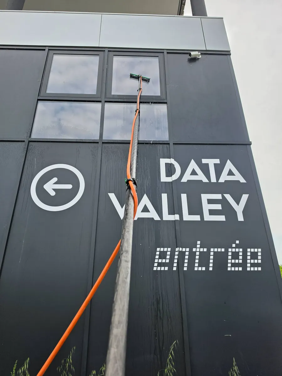 Nettoyage des vitres à la perche télescopique eau pure sur la terrasse du Data Valley à Labège