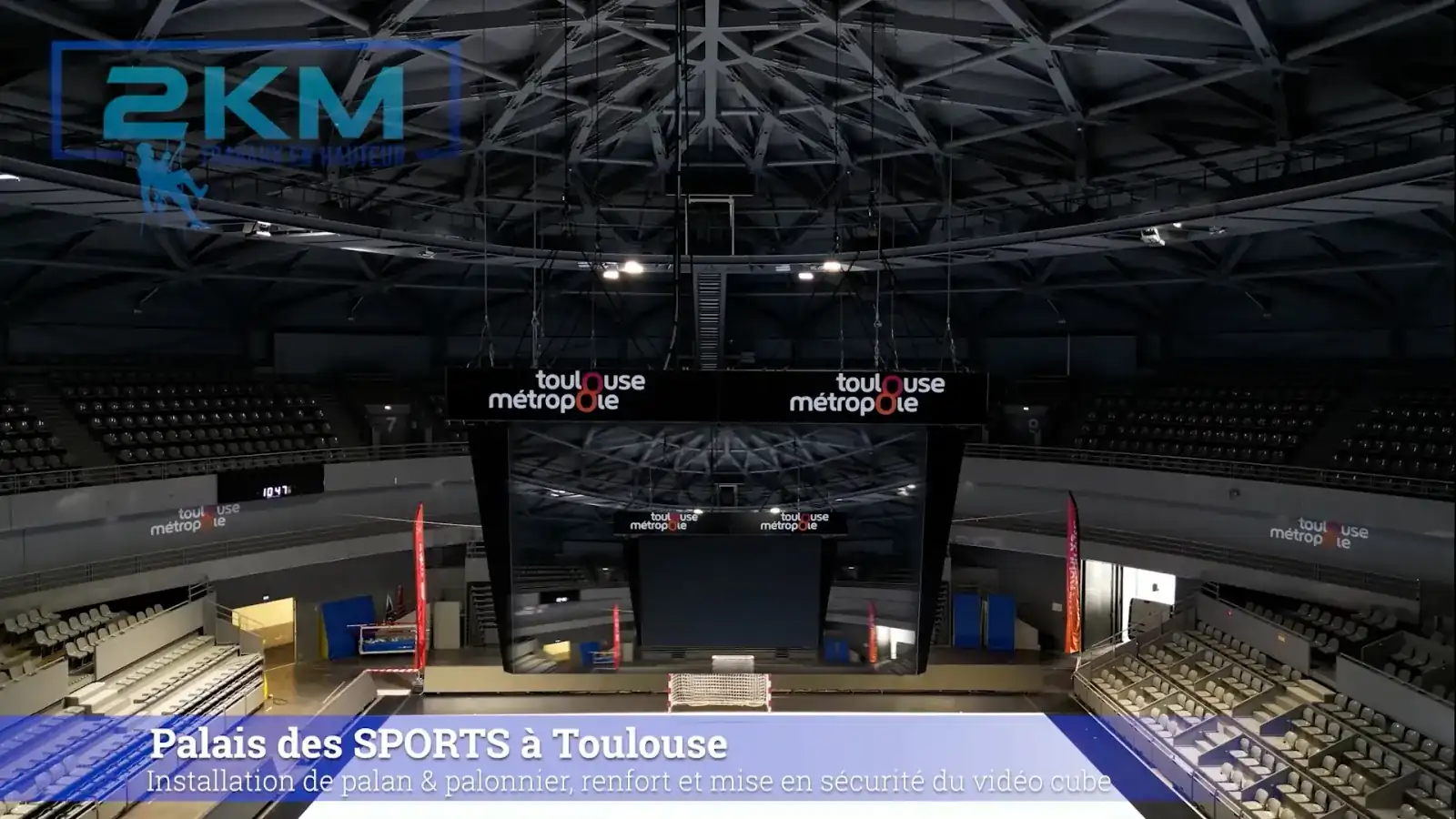 Cordistes 2KM installant le palonnier du video cube au Palais des Sports de Toulouse