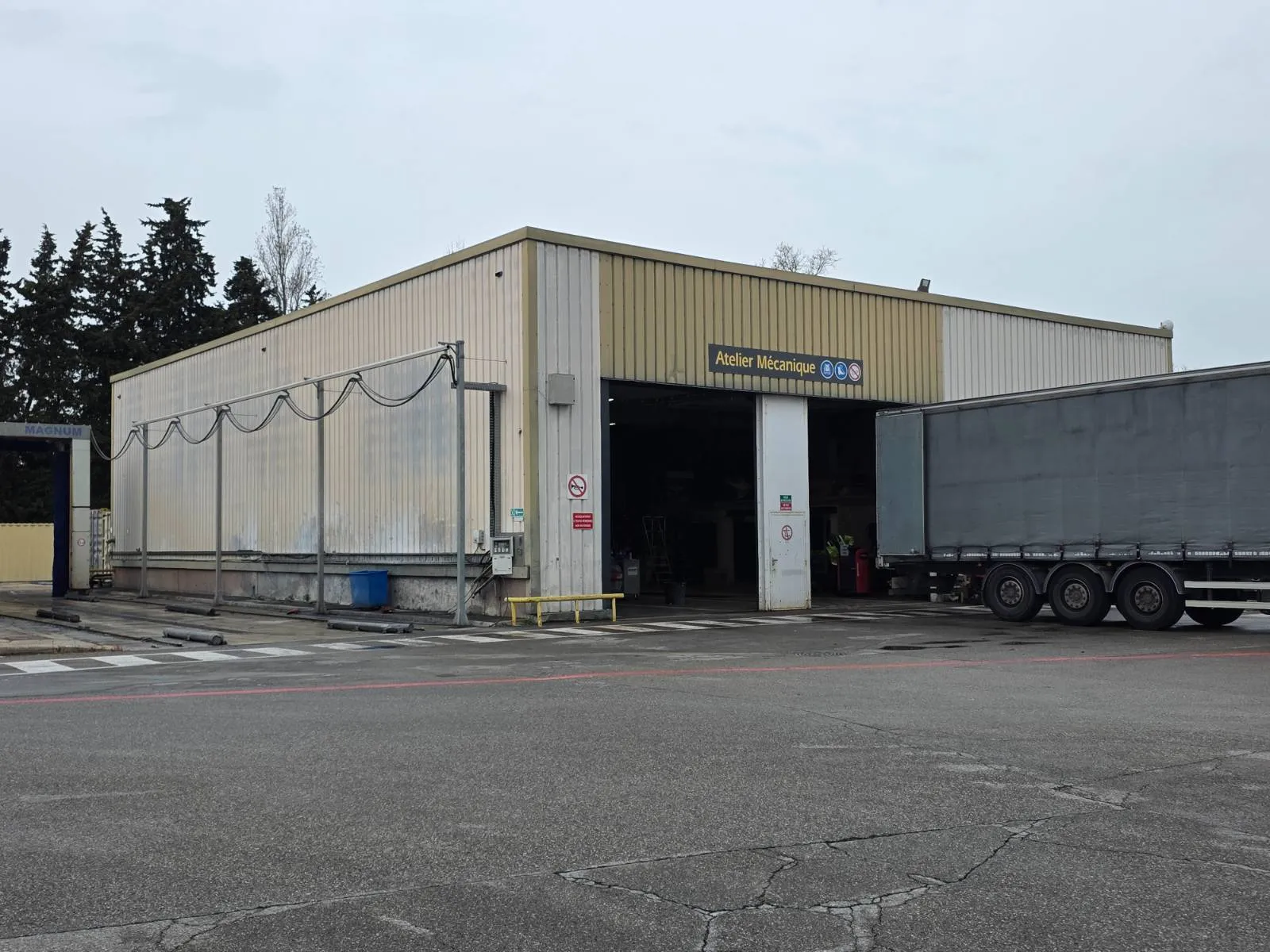 Bardage metallique Lomatrans Chateauneuf-les-Martigues avant intervention 2KM avec mousses et oxydations