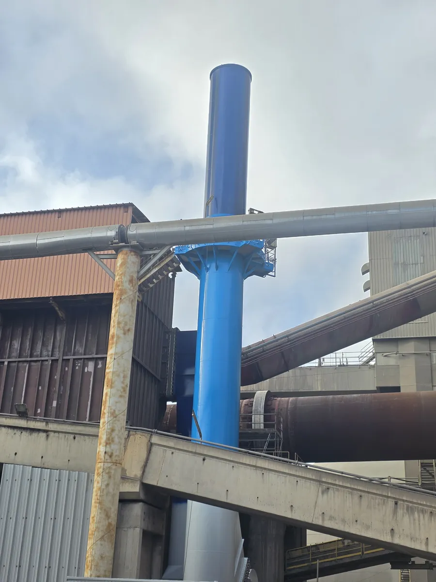 Cheminee de la cimenterie Lafarge repeinte en bleu apres mise en peinture anticorrosion haute temperature par 2KM