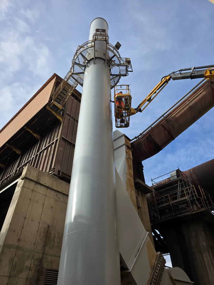 Cheminee Lafarge Port-la-Nouvelle apres application de la premiere couche claire du systeme de peinture anticorrosion par 2KM