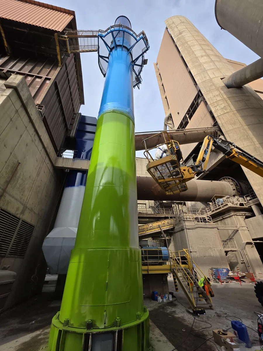 Cheminee et sortie refroidisseur Lafarge en teintes vert anis et bleu apres peinture industrielle 2KM a Port-la-Nouvelle
