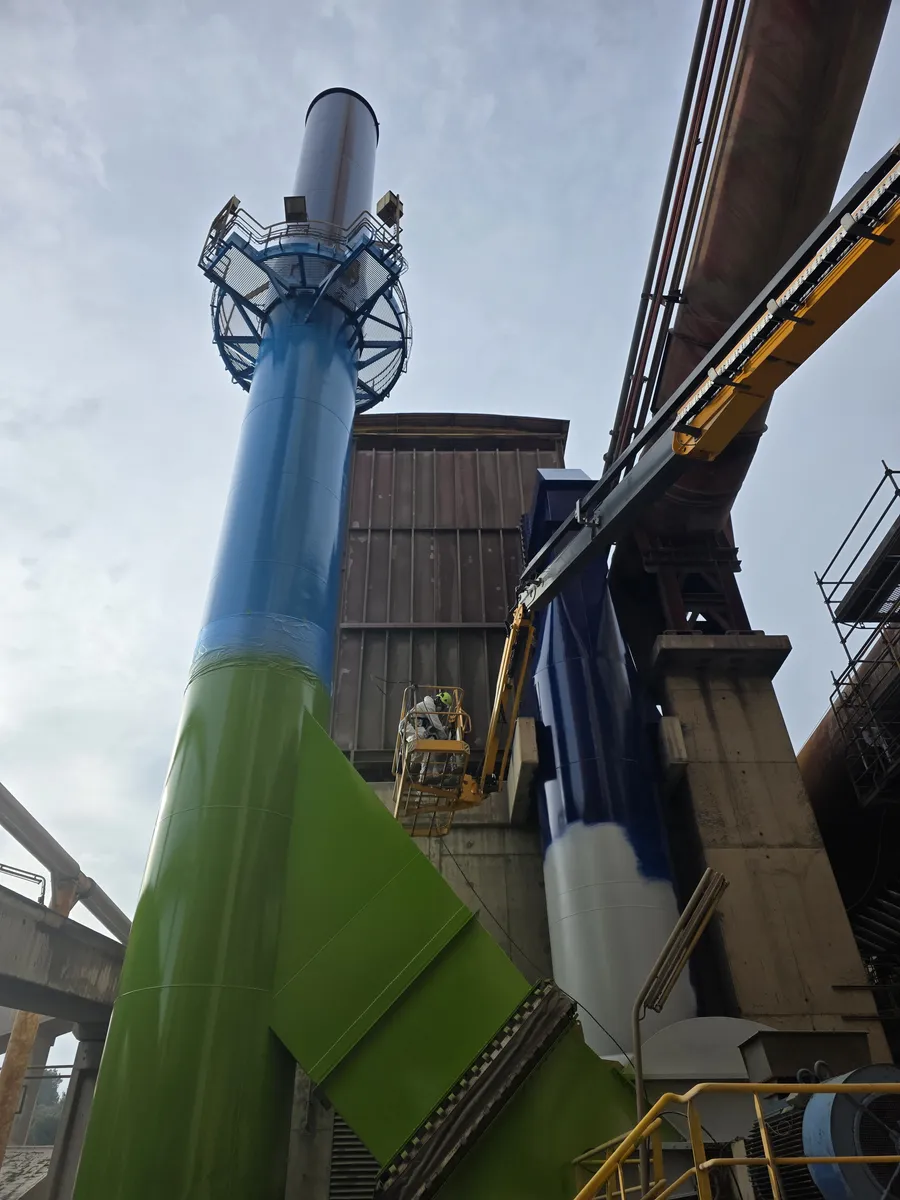 Cheminee et sortie refroidisseur de la cimenterie Lafarge Port-la-Nouvelle renovees en vert et bleu par les techniciens 2KM