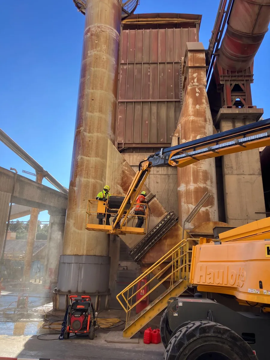 Decapage a l'eau tres haute pression 1500 bars de la cheminee Lafarge depuis une nacelle par les techniciens 2KM
