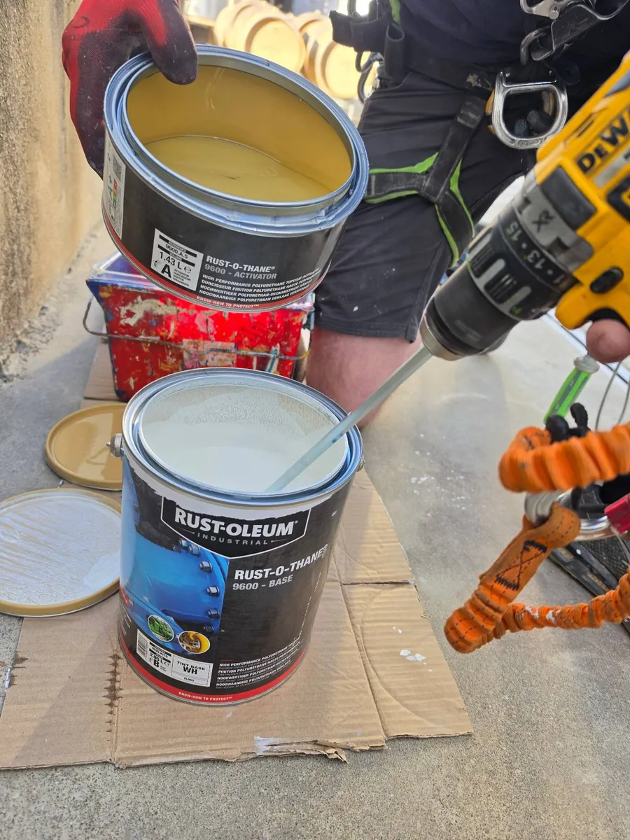 Preparation de la peinture epoxy avec durcisseur, melange au malaxeur avant application sur la cuve a vin Laurent Miquel