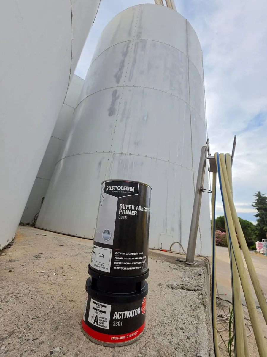 Primaire epoxy Super Adhesive Rust-Oleum reference 3333 utilise sur la cuve a vin Laurent Miquel