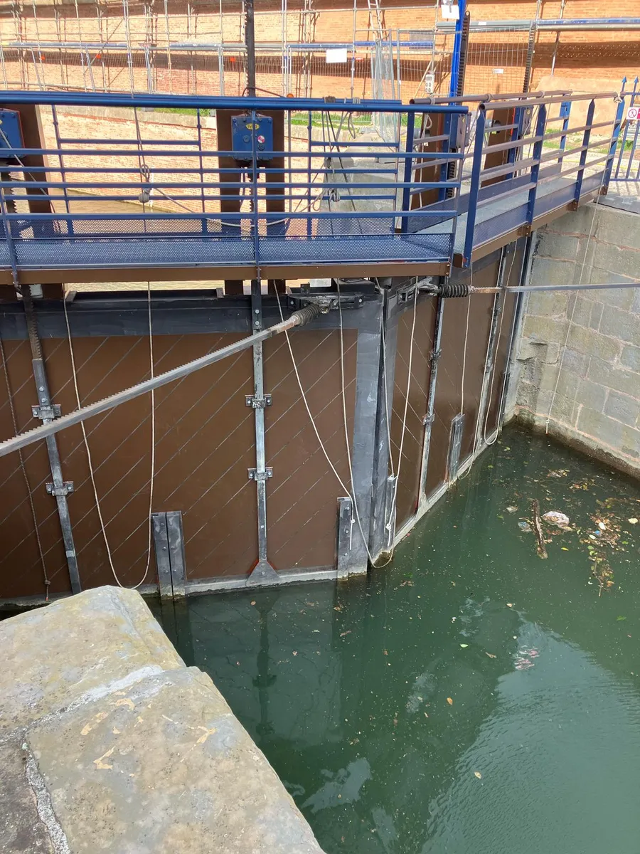 Porte d'écluse peinte en RAL 8028 et passerelle, canal de Brienne à Toulouse, finition 2KM