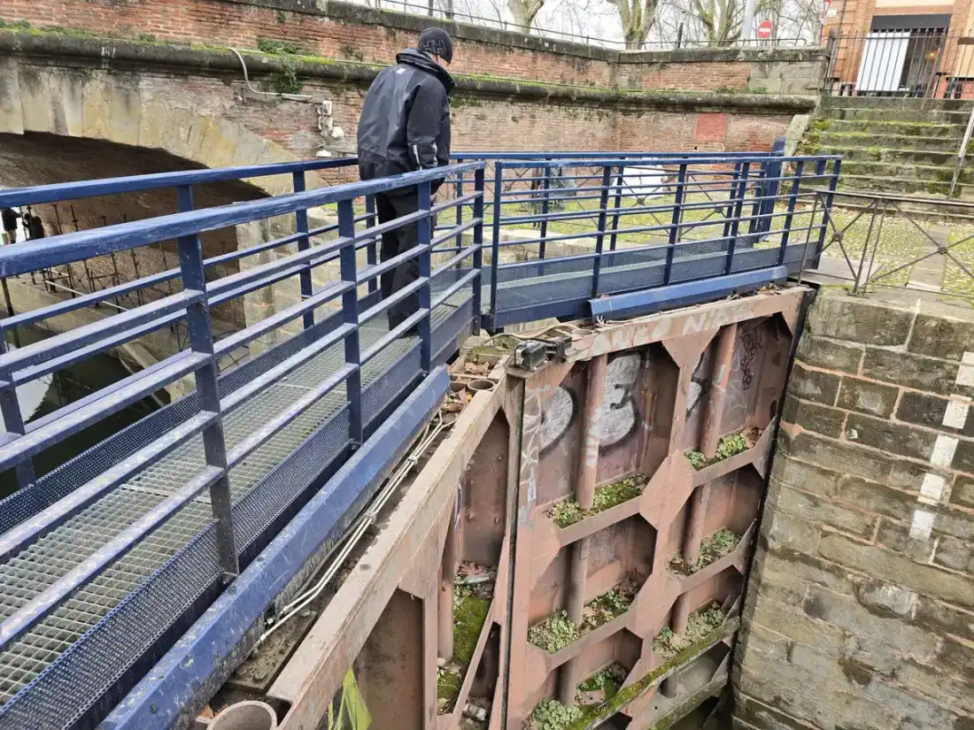 Charpente métallique corrodée de l'écluse Saint-Pierre sur le canal de Brienne avant rénovation