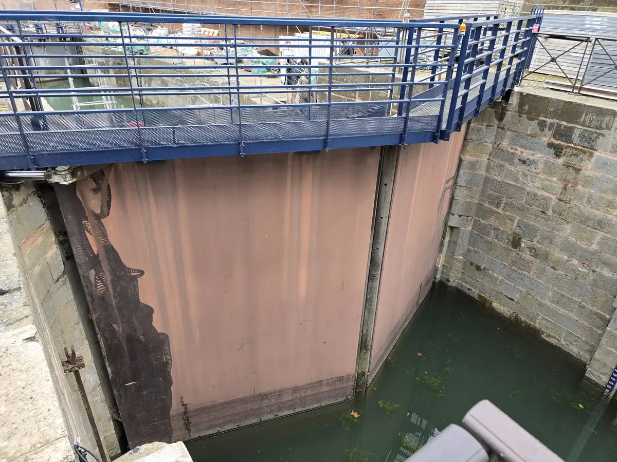 Porte de l'écluse Saint-Pierre à Toulouse avant intervention, tôle oxydée et coulures de rouille au-dessus du bassin