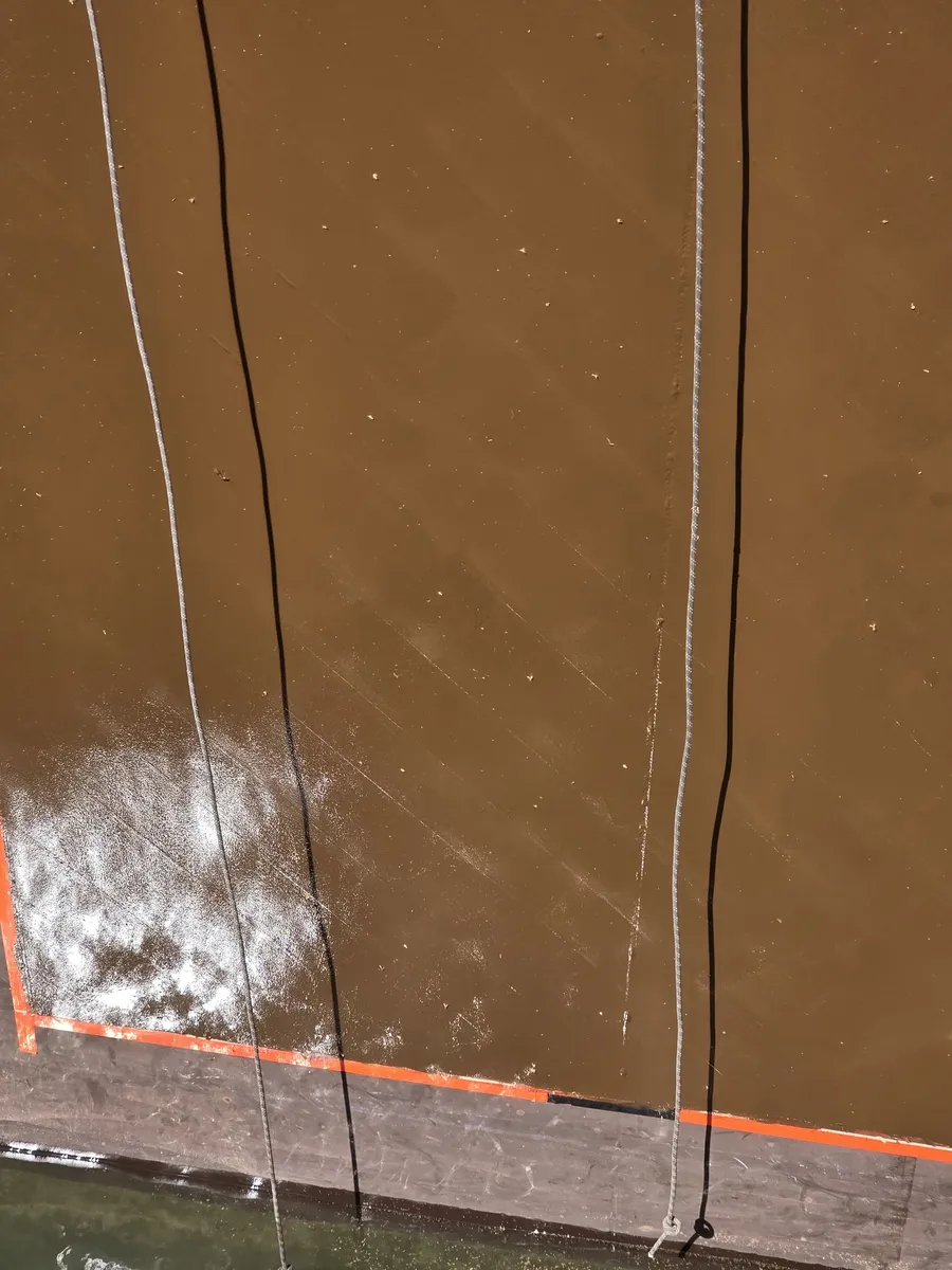 Détail de la finition époxy brun terre de Sienne RAL 8028 appliquée sur la porte d'écluse à Toulouse