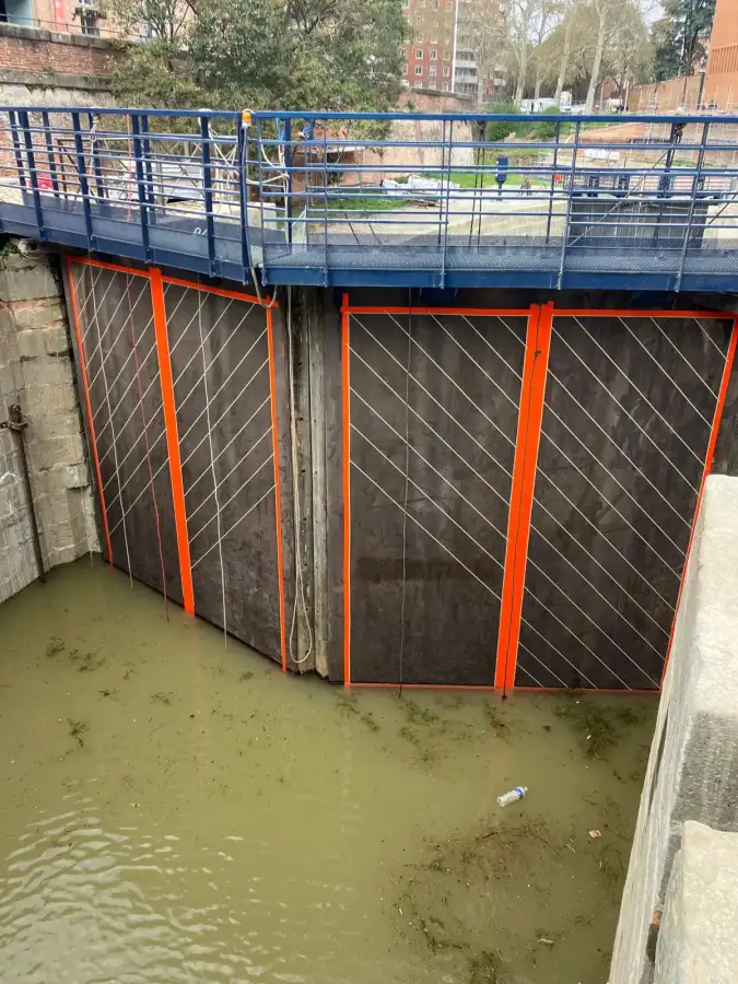 Nouvel habillage métallique des portes d'écluse posé par SATI, cadres en apprêt avant mise en peinture