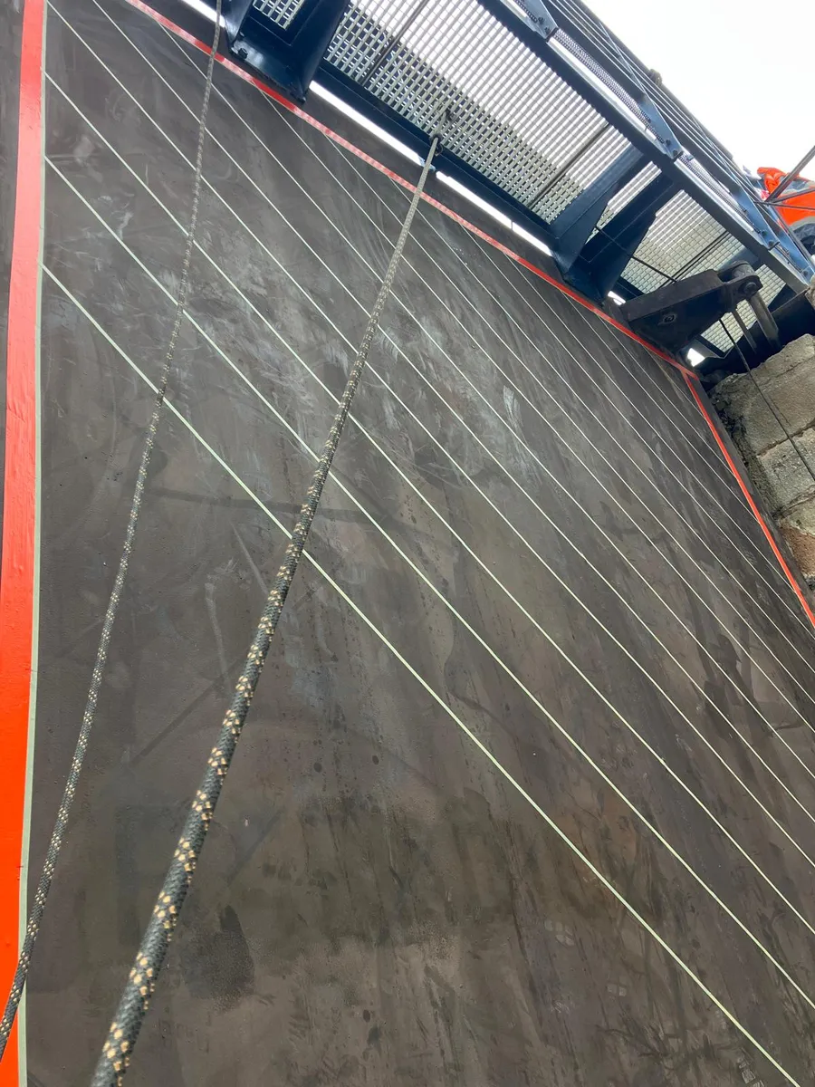 Cordiste 2KM en peinture sur corde sur les lames obliques de la porte d'écluse Saint-Pierre à Toulouse