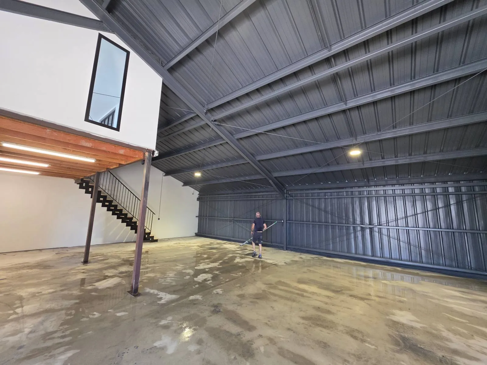 Sous-plancher et structure metallique finis en peinture gris anthracite chez Flat Cat Productions a Vendres